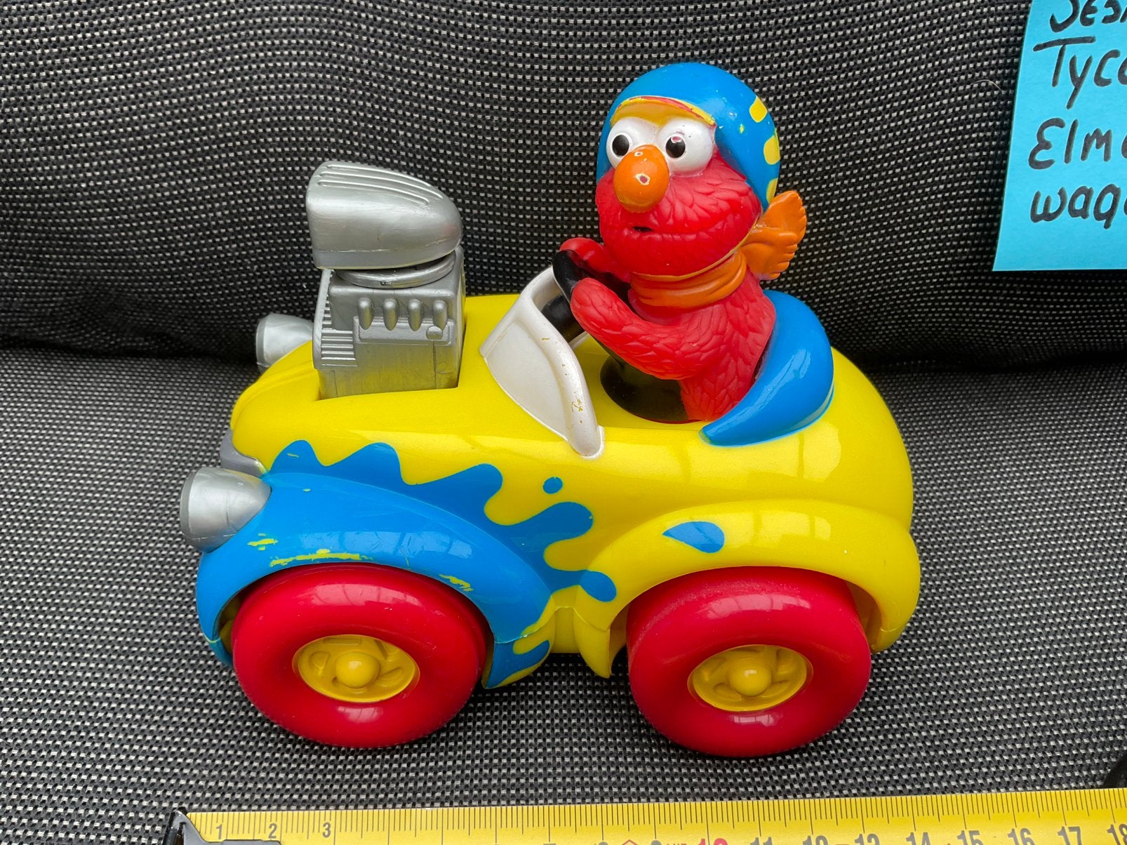 Gebruikte, maar werkende, Sesamstraat Elmo racewagen 1998, Ophalen, Overige figuren, Gebruikt, Beeldje of Figuurtje