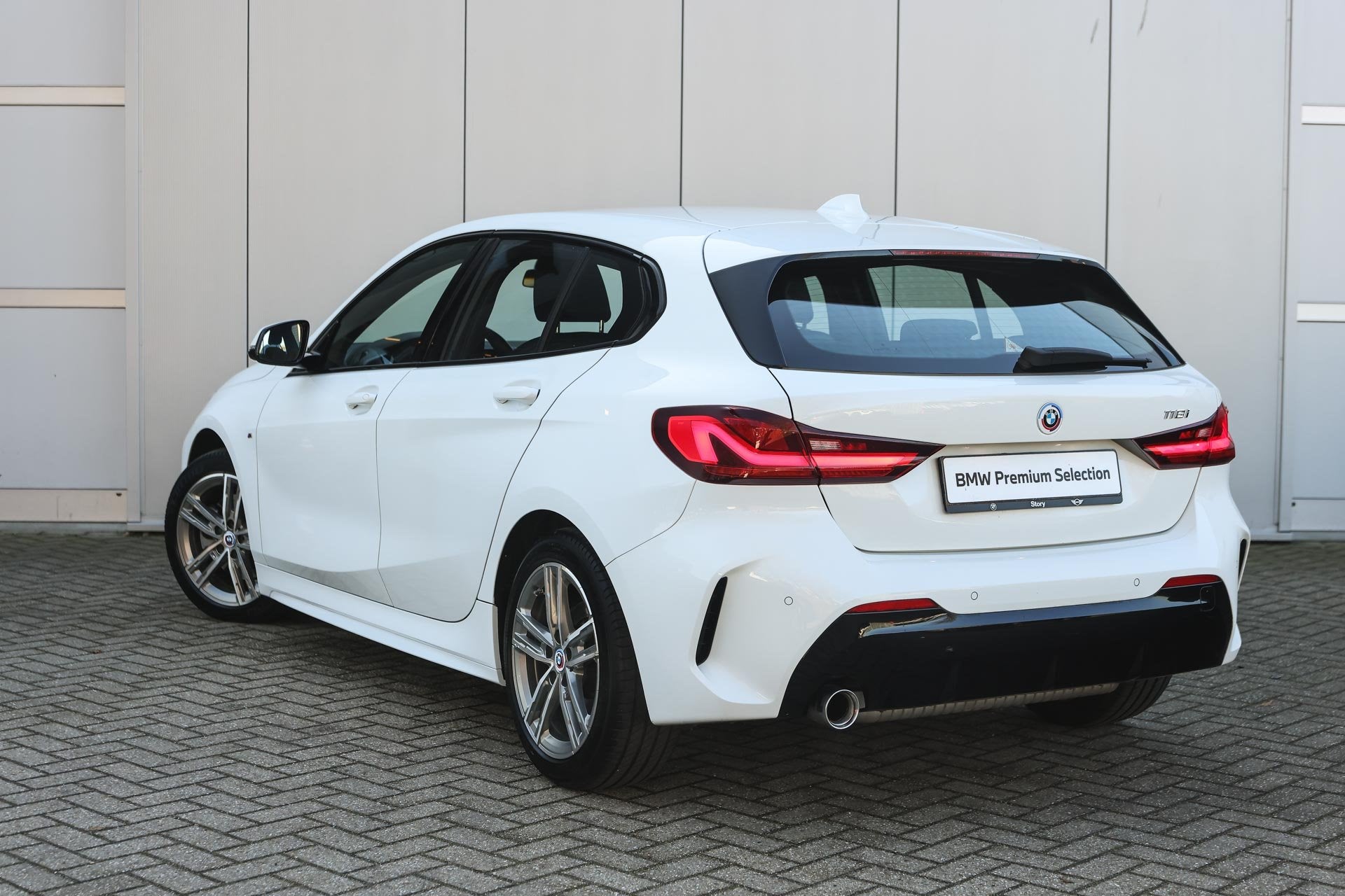 BMW 1SERIE 118i M Sport Automaat / Sportstoelen / M Sportond, Auto's, BMW, 12 maanden, 136 pk, Gebruikt, Leder en Stof
