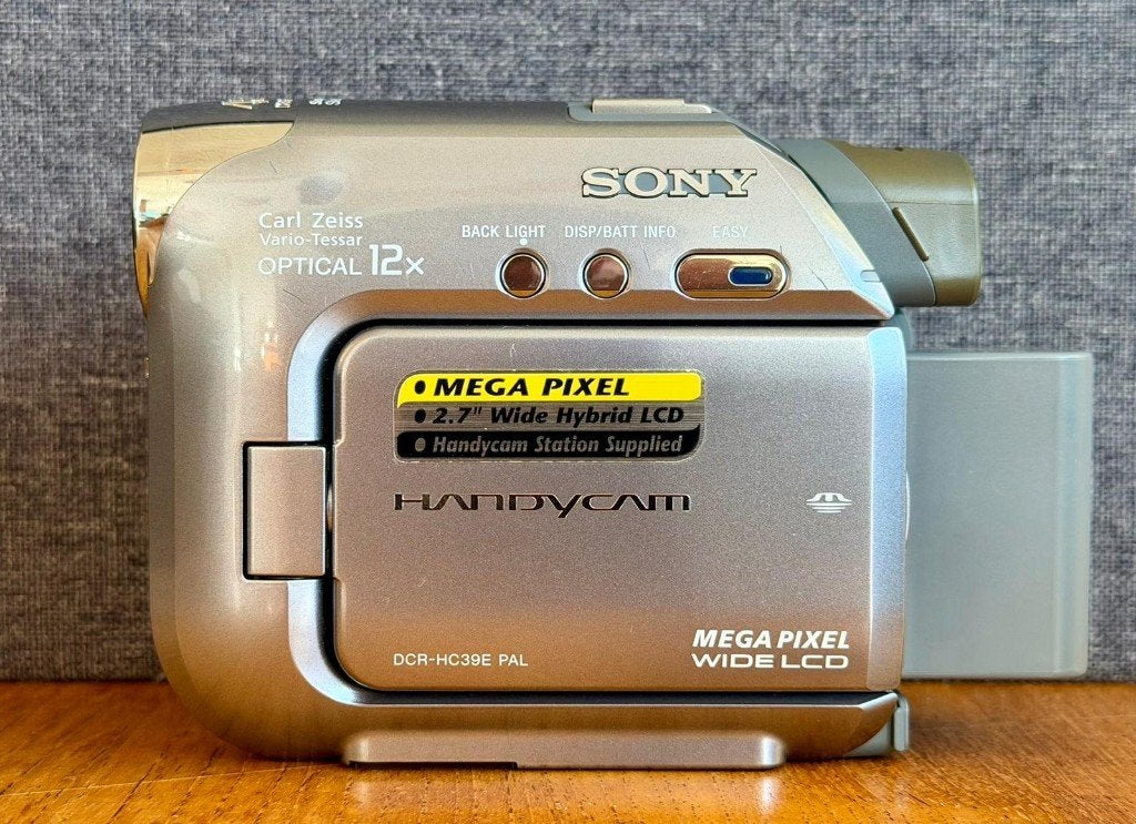 SONY DCR-HC39E MINI-DV CAMERA, CARL ZEISS, NIGHTSHOT. GETEST, Mini dv, 20x of meer, Ophalen of Verzenden, Zo goed als nieuw