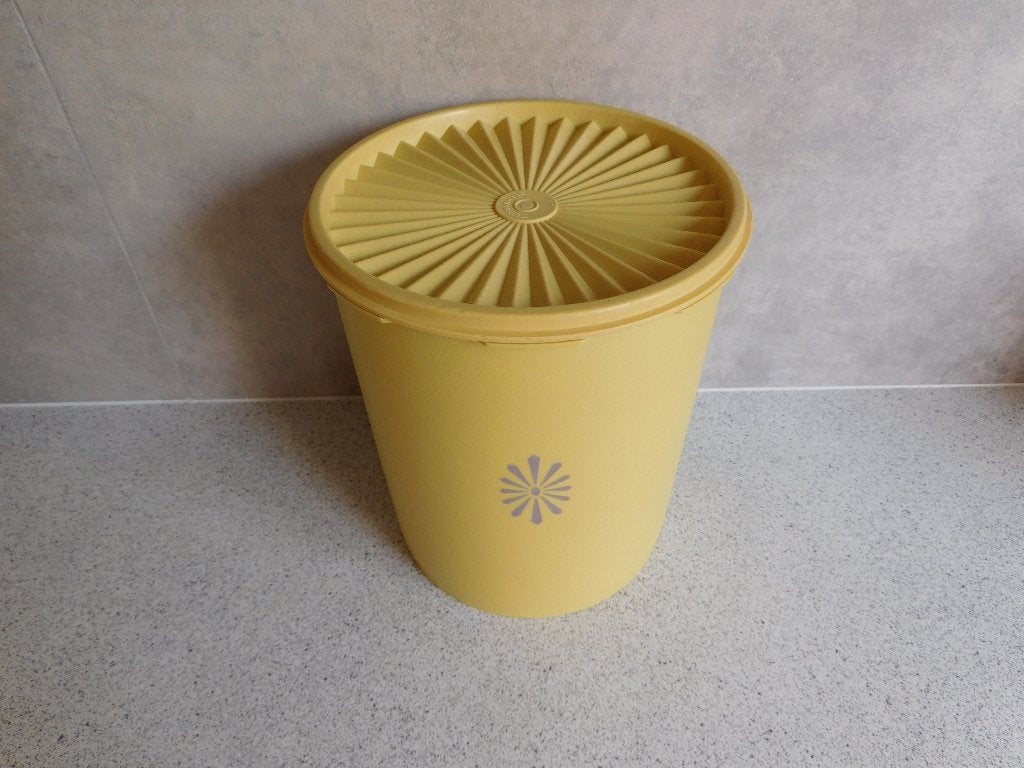 Tupperware Servalier Voorraadbus Geel - 22 cm, Gebruikt, Geel, Ophalen of Verzenden, Bus of Trommel
