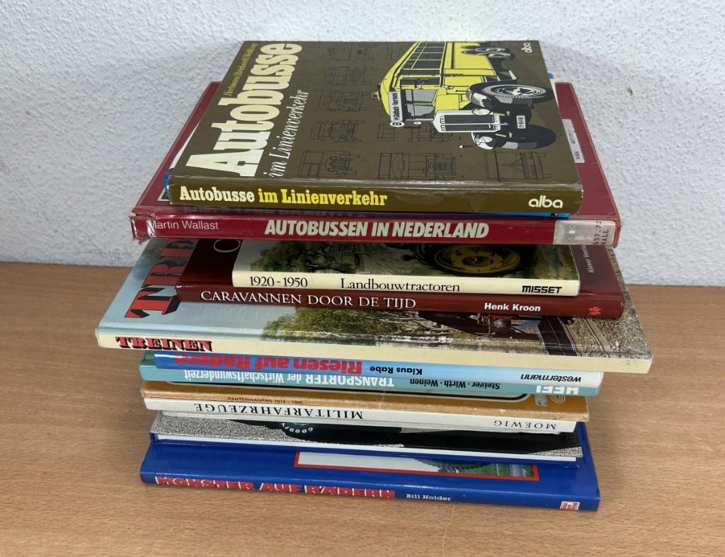 19 boeken over transport: Vracht Bus Trein Militair Pickups, Ophalen, Gelezen, Algemeen