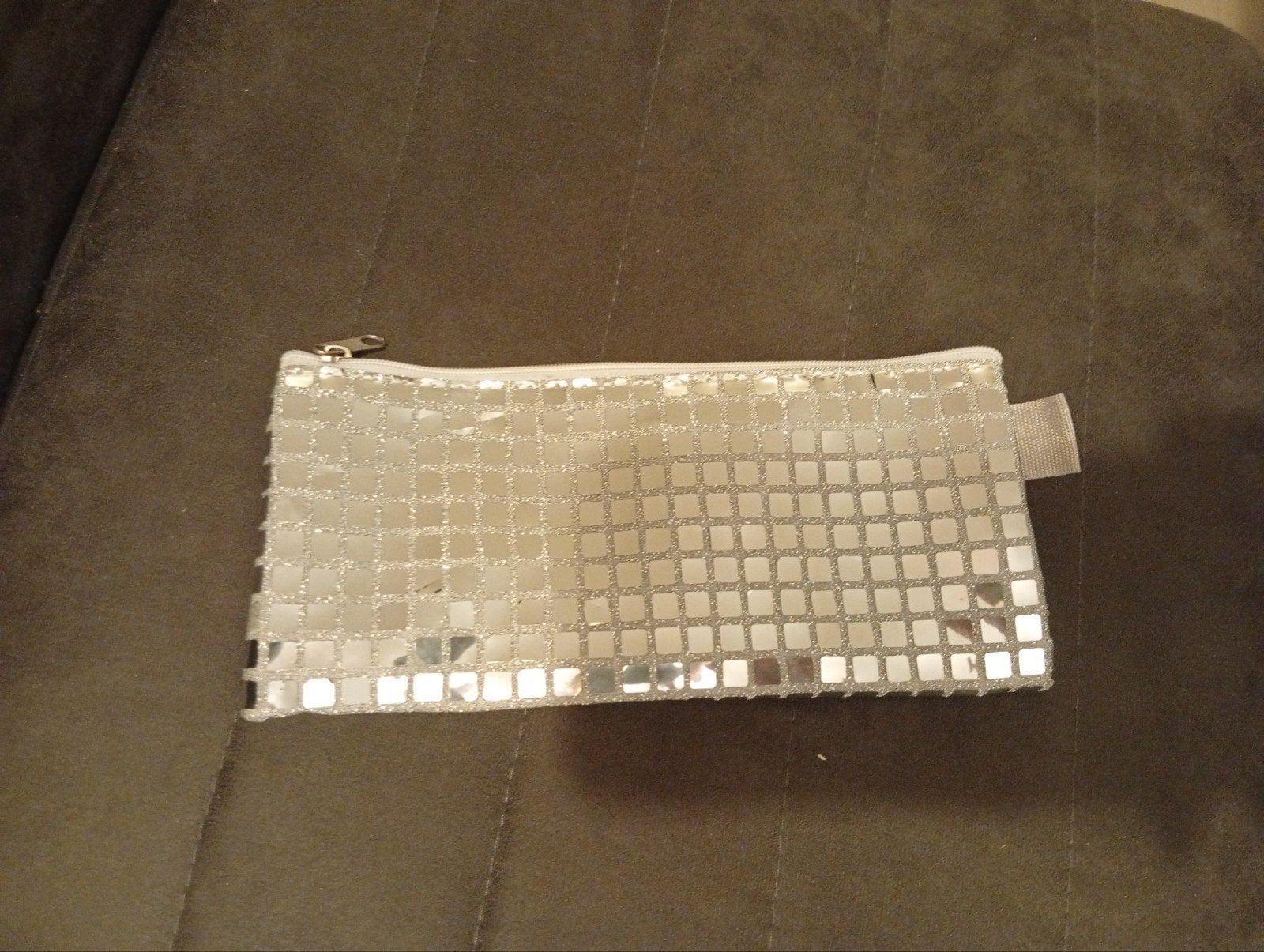 Zilverkleurig make-up tasje met spiegelende vierkantjes, Ophalen of Verzenden, Gebruikt, Grijs, Softcase