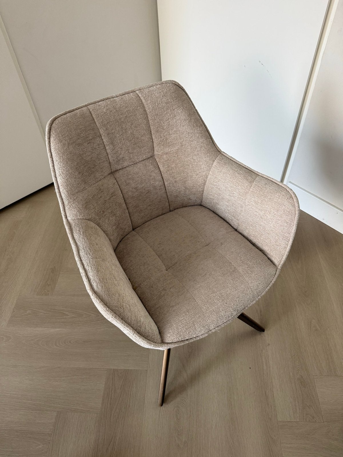 4 Eetkamerstoelen met draaibare bronzen poten - Beige stof, Huis en Inrichting, Stoelen, Ophalen, Overige kleuren, Zo goed als nieuw