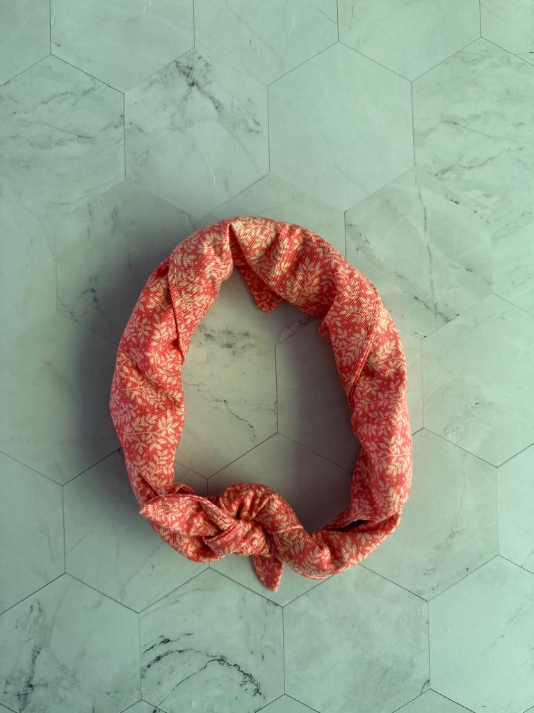 Kindersjaal bloemen oranje/zalm, Kinderen en Baby's, Kinderkleding | Mutsen, Sjaals en Handschoenen, Ophalen of Verzenden, Nieuw