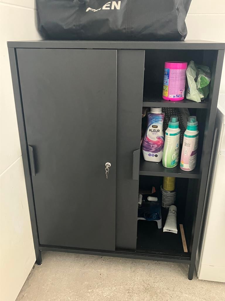 Zwarye metalen kast / metal black cupboard /office furniture, Ophalen, Zo goed als nieuw