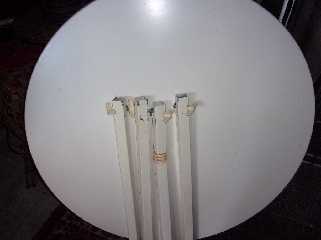 Witte ronde tafel met losschroefbare poten, Tuin en Terras, Tuinbanken, Ophalen, Gebruikt, Overige materialen