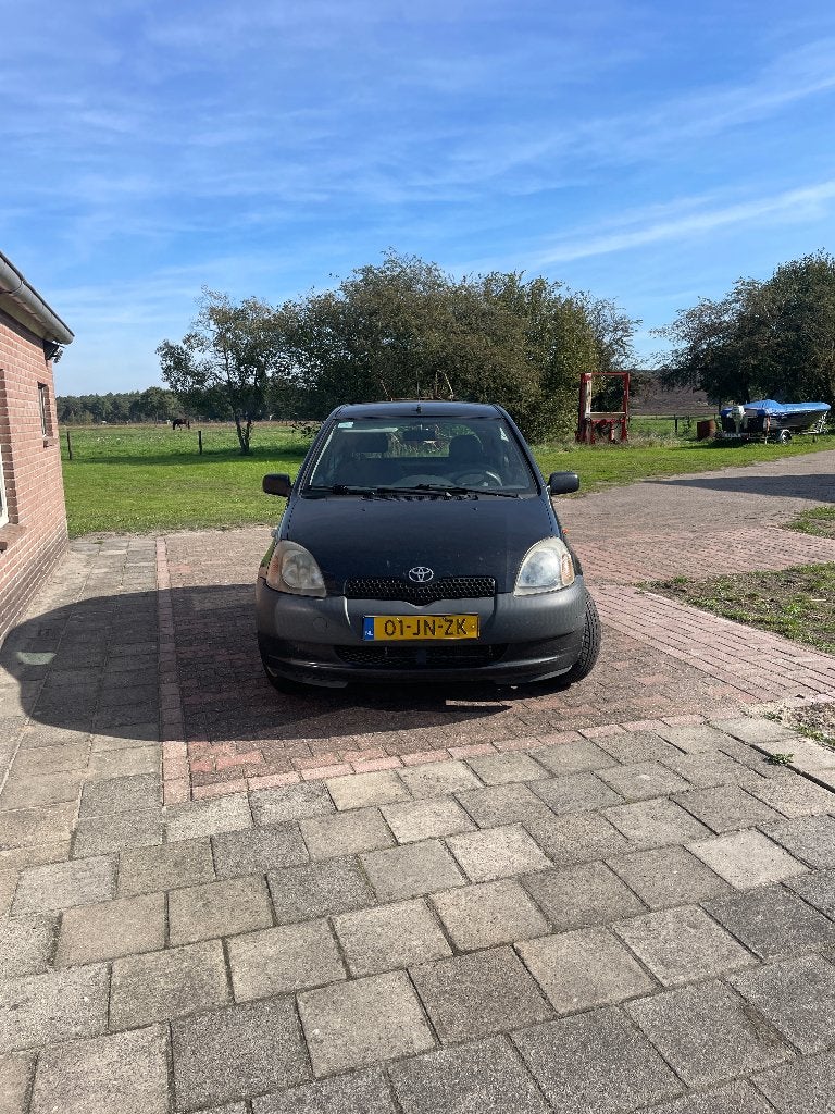 Toyota Yaris 1.0 16V Vvti 3DR 2002 Zwart, Auto's, Voorwielaandrijving, Stof, 4 cilinders, 400 kg
