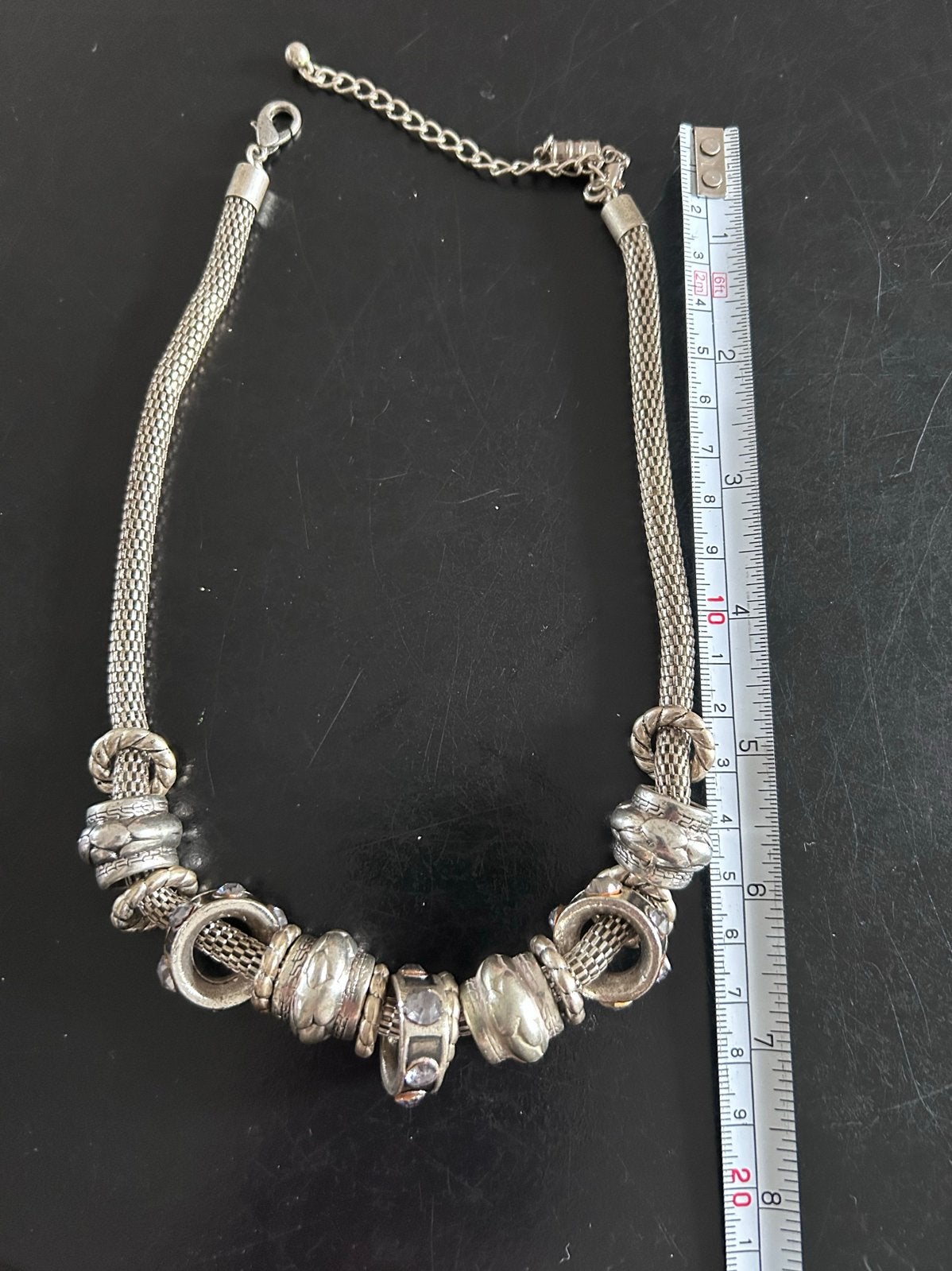 Zilverkleurige ketting met bedels en strass, Overige materialen, Gebruikt, Ophalen of Verzenden, Zilver