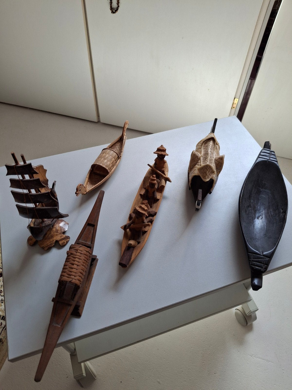 Verzameling handgesneden houten bootjes, Ophalen of Verzenden, Zo goed als nieuw