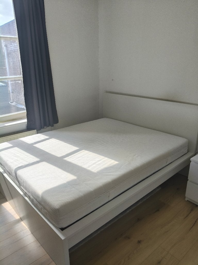 White Double Bed (160x200 cm) incl. Mattress & Protector, Ophalen, Wit, Zo goed als nieuw, 200 cm
