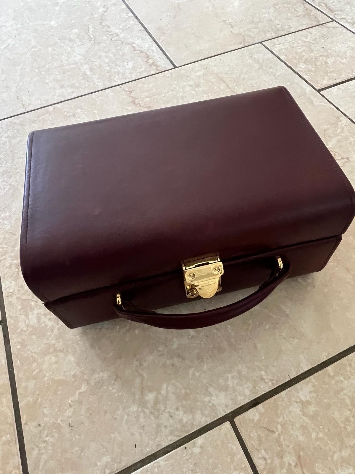 Luxe sieradendoos van leer met slot en spiegel, Slot, Ophalen of Verzenden, Zo goed als nieuw, Minder dan 35 cm