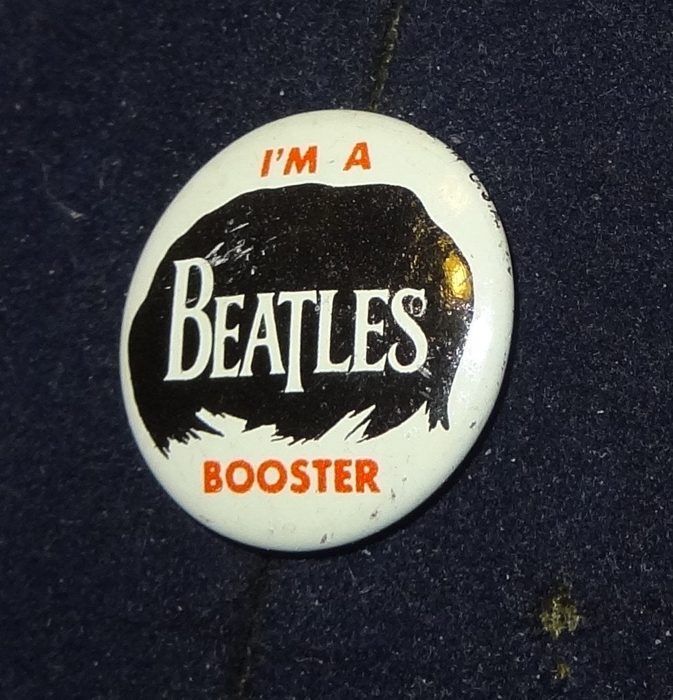 Beatles i'm a Beatles Rooster Oranje Button uit 1964, Verzenden, Gebruikt, Overige onderwerpen, Button