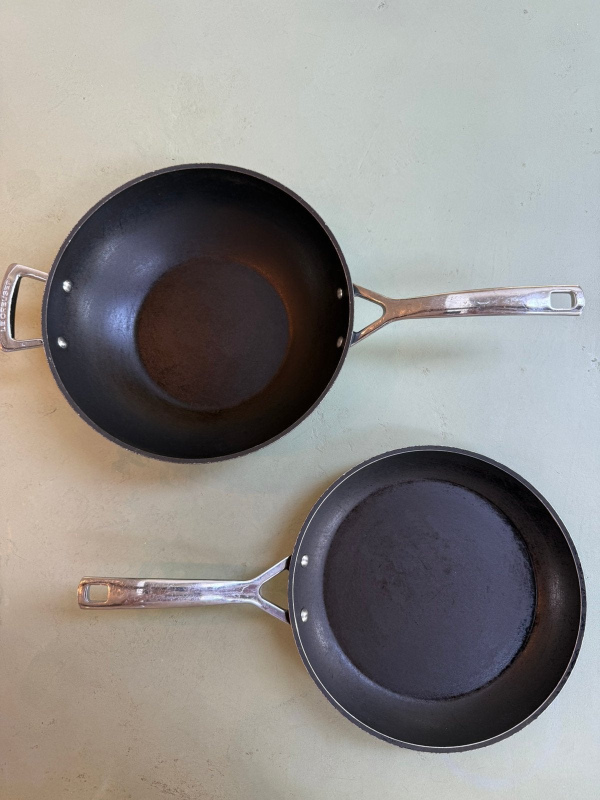 Le Creuset Les Forgées pannenset - koekenpan 28cm + wok 30cm, Ophalen of Verzenden, Gebruikt, Rvs, Koekenpan of Braadpan