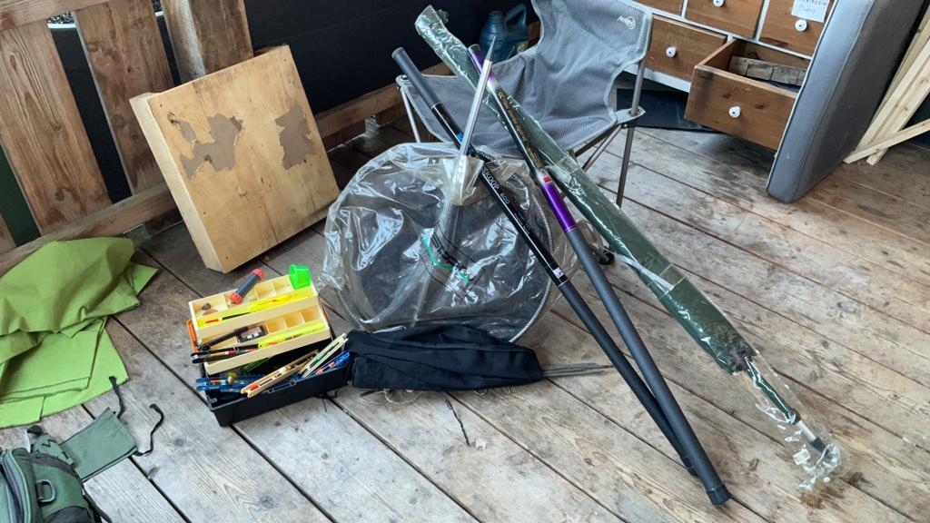 Te koop kompleet visuitrusting hengels viskoffer stoel etc., Watersport en Boten, Hengelsport | Algemeen, Ophalen, Zo goed als nieuw