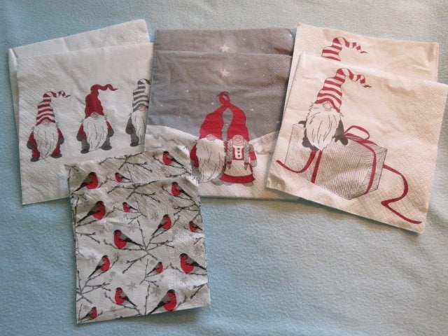 4 x 2 Zweedse kerstservetten jultomtes en goudvinken NIEUW, Diversen, Kerst, Ophalen of Verzenden, Nieuw
