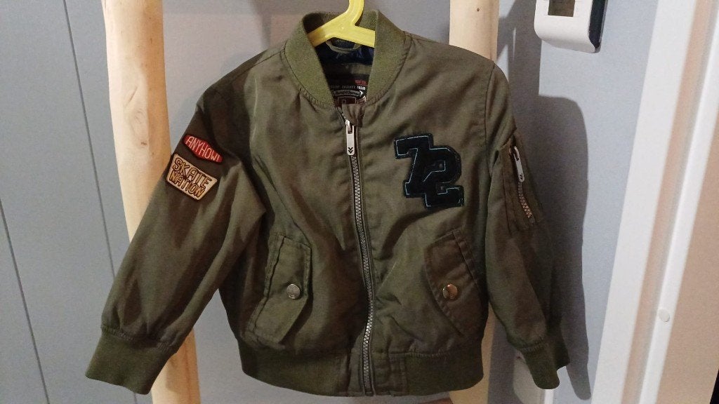 Stoer Polomino bomberjack maat 98 met emblemen, Kinderen en Baby's, Kinderkleding | Maat 98, Gebruikt, Ophalen of Verzenden, Jongen