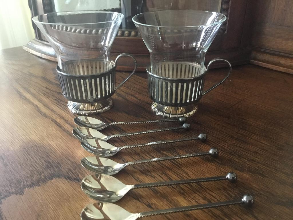 2 Douwe Egberts thee-glazen + 6 lepeltjes, Ophalen of Verzenden
