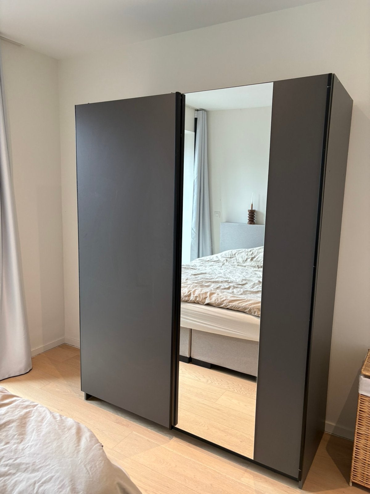Meubella Ganaro - grijze kledingkast met spiegel 150 cm, Ophalen, Overige materialen, Met deur(en), 100 tot 150 cm