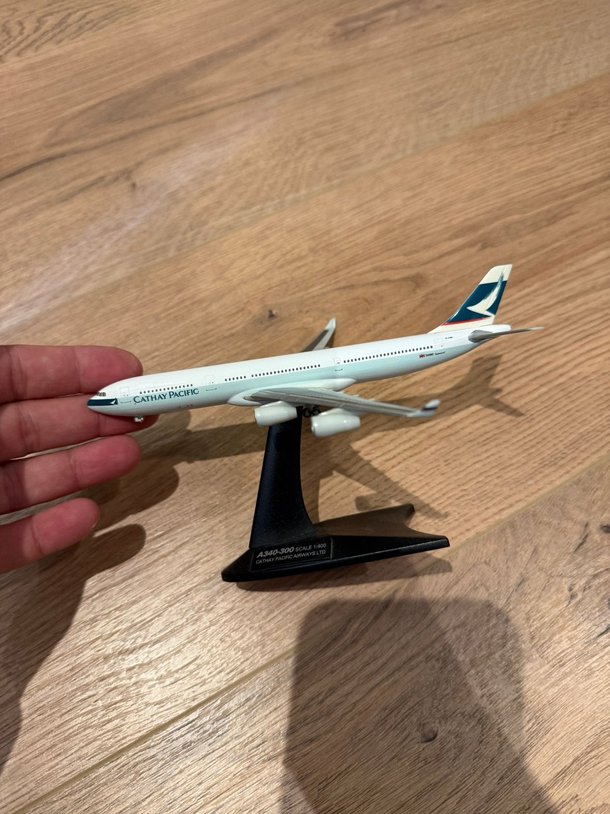 Vliegtuigmodel Cathay Pacific 1:400, Verzamelen, Ophalen of Verzenden, Zo goed als nieuw, Schaalmodel