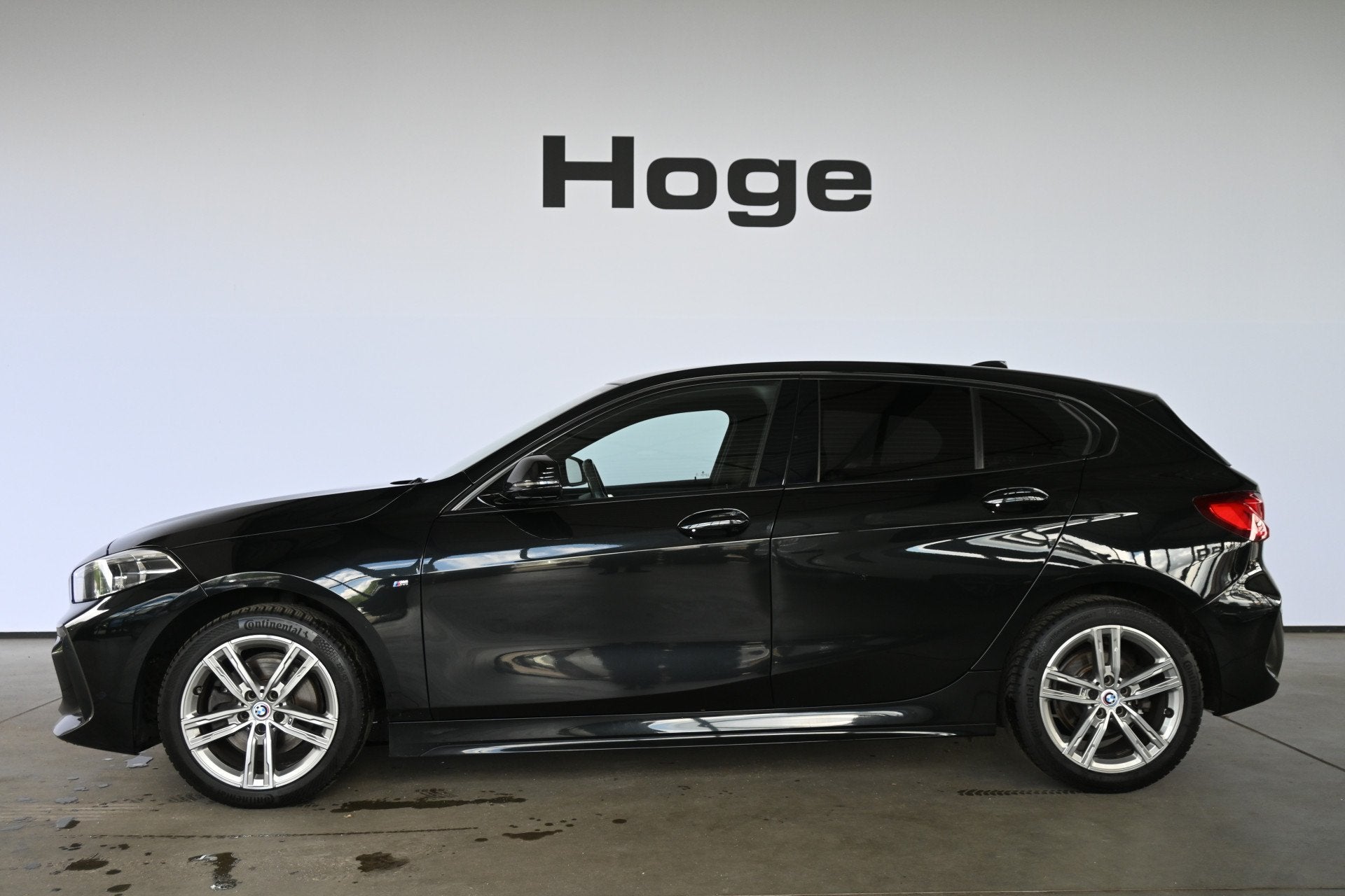 BMW 1-serie 118i High Executive Aut M Sport Navigatie Carpla, Gebruikt, Met garantie (alle), Leder en Stof, Zwart
