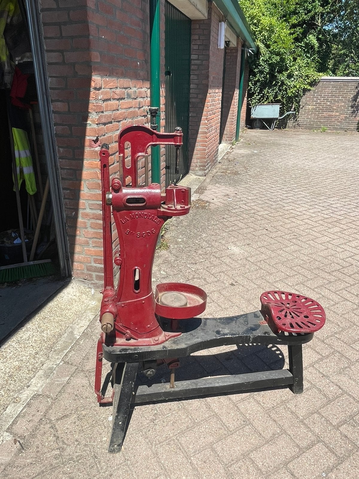 La Mondiale gietijzeren zittende flessenkurkmachine, Antiek en Kunst, Ophalen
