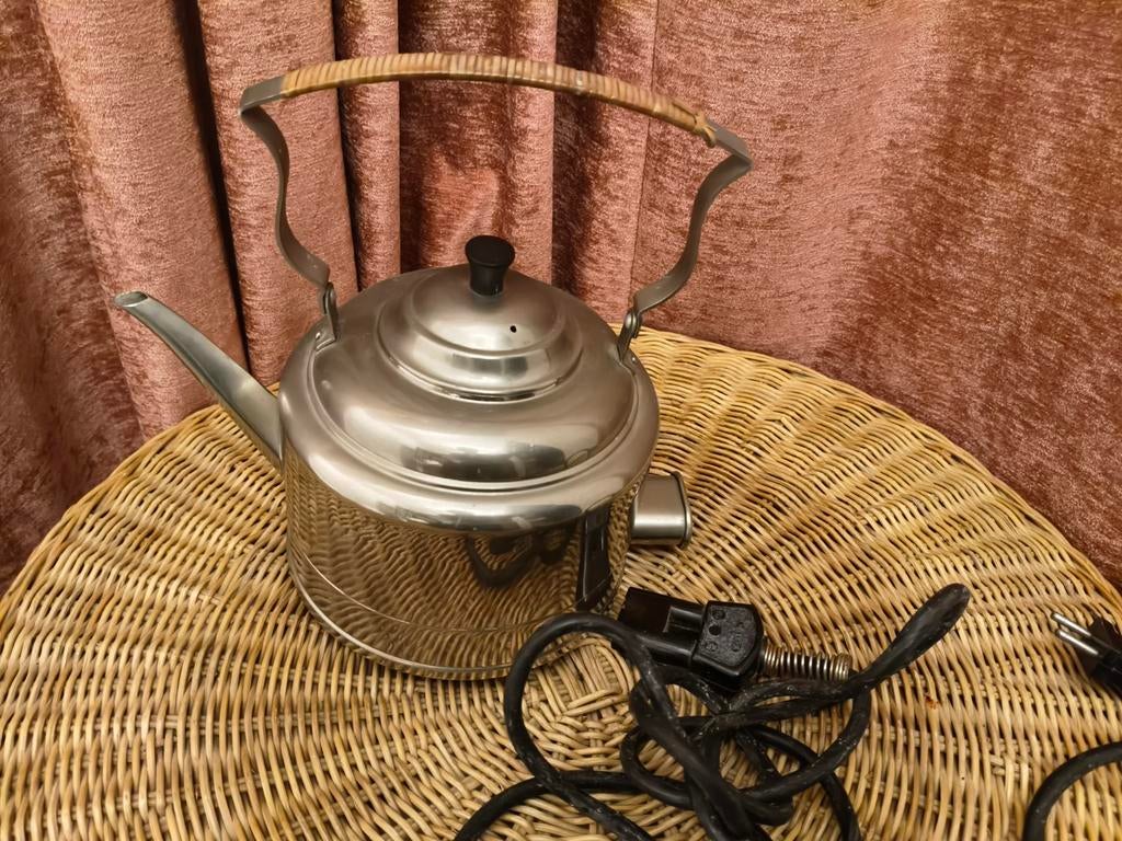 Vintage RVS Waterkoker met Rotan Handvat - Werkend, Witgoed en Apparatuur, 1 tot 2 liter, Ophalen of Verzenden, Gebruikt, Rvs