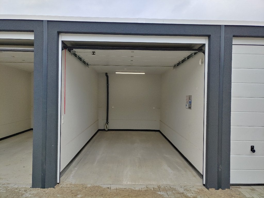 Te Huur 18m2 garagebox, bedrijfsruimte in Borne, Huizen en Kamers, Overijssel
