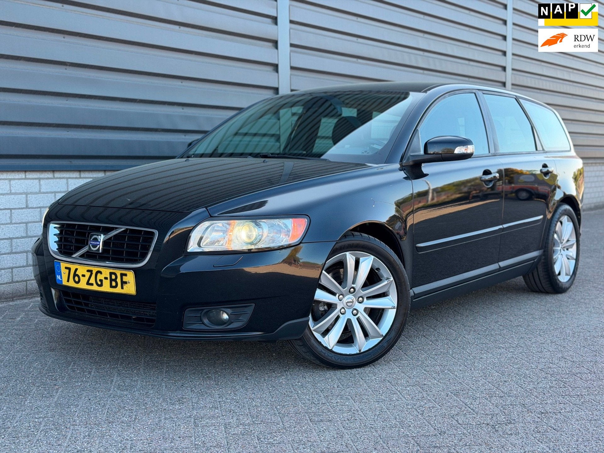 Volvo V50 2.4 Edition II Automaat LPG Trekhaak 140PK, Auto's, Volvo, Zwart, 700 kg, Zwart, 2435 cc