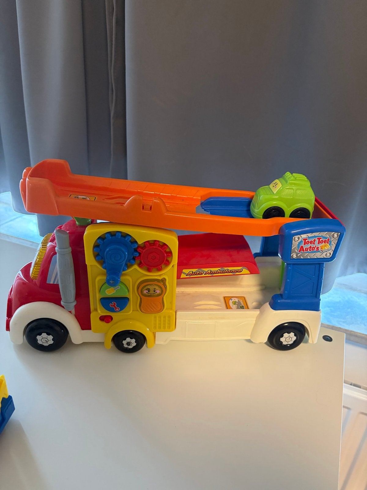 Toet Toet Auto ambulance met 3 auto's (nieuwe batterijen nod, Ophalen, Gebruikt