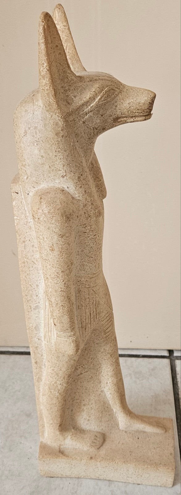 Anubis beeld - Egyptische godheid - Steen of Keramiek, Overige onderwerpen, Ophalen of Verzenden, Handgemaakt, 20 - 50 cm