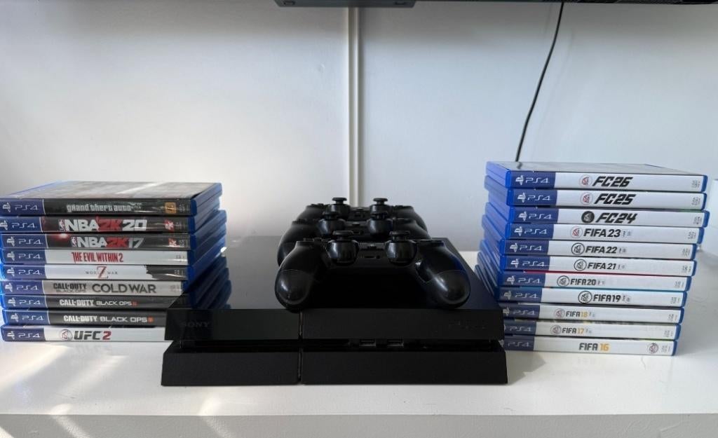Playstation 4, 3 controllers en spellen (o.a EAFC 26, GTA 5), Ophalen, Zo goed als nieuw, Met 3 controllers of meer, Slim