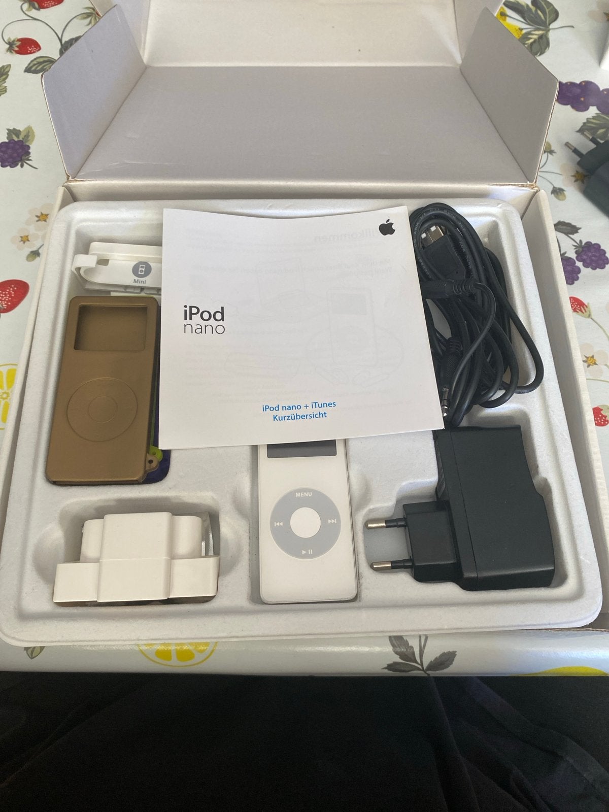 Apple iPod 2GB met accessoires en speaker, Verzenden, Minder dan 2 GB, Zo goed als nieuw, Overige kleuren