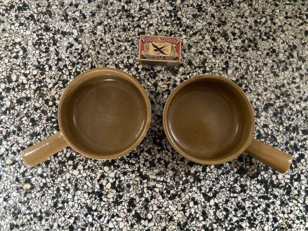 2 lichtbruine casserole steel kommetjes met retro decoratie, Keramiek, Ophalen of Verzenden, Zo goed als nieuw, Kom(men)