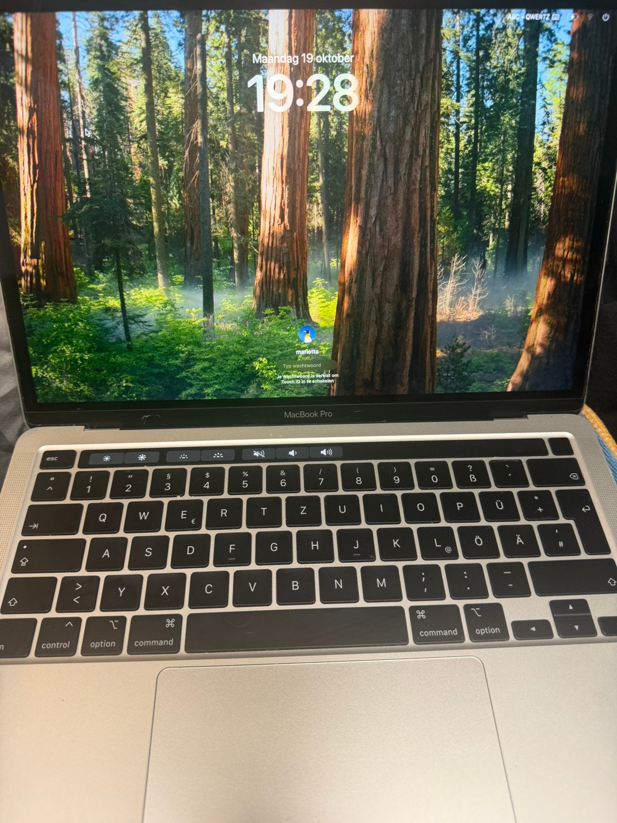 macbook pro 2020 touchbar, 2 tot 3 Ghz, 13 inch, Zo goed als nieuw, Ophalen