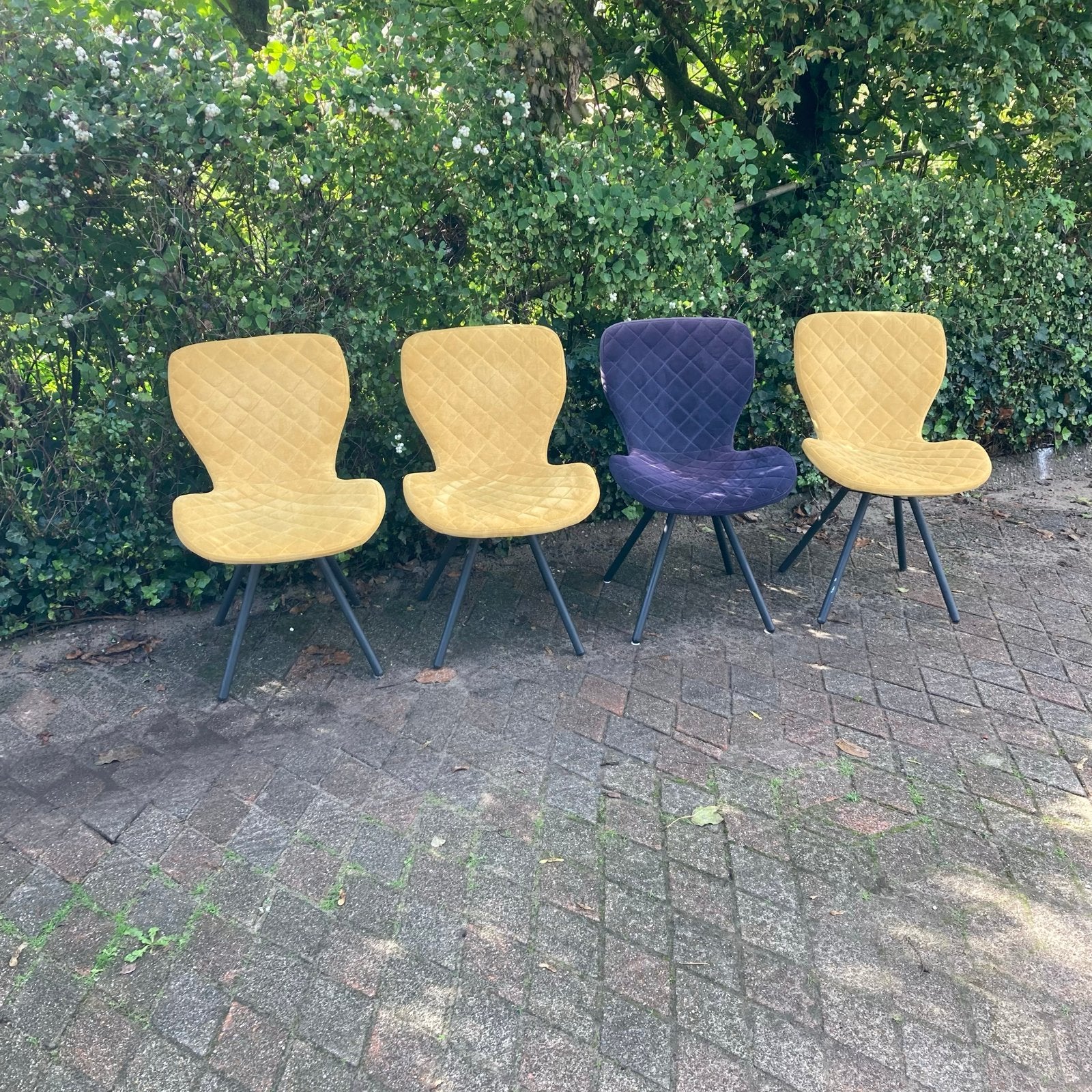 4 Jysk stoelen: 3 okergeel, 1 aubergine, Overige kleuren, Ophalen of Verzenden, Zo goed als nieuw, Vier