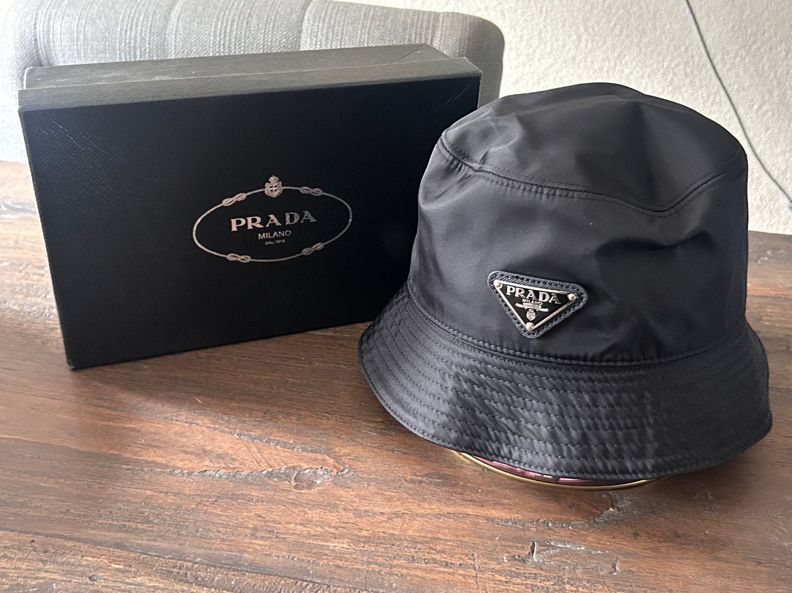 Zwarte Buckethat Prada, Kleding | Dames, Hoeden en Petten, Ophalen of Verzenden, Nieuw