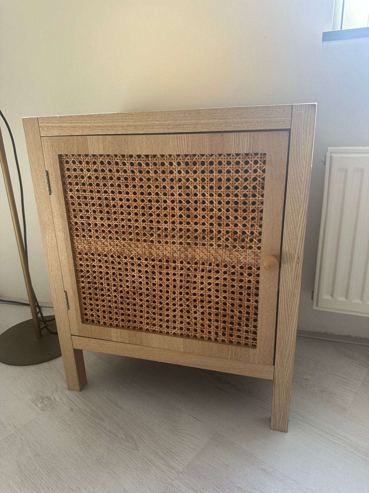 Nachtkastje van Xenos met rotan deur, Ophalen, Gebruikt, 55 tot 70 cm, 45 tot 65 cm