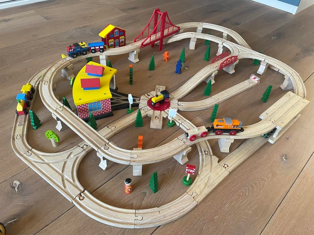 Houten treinbaan 130-delig Mentari - inclusief accessoires, Kinderen en Baby's, Speelgoed | Houten speelgoed, Ophalen, Zo goed als nieuw