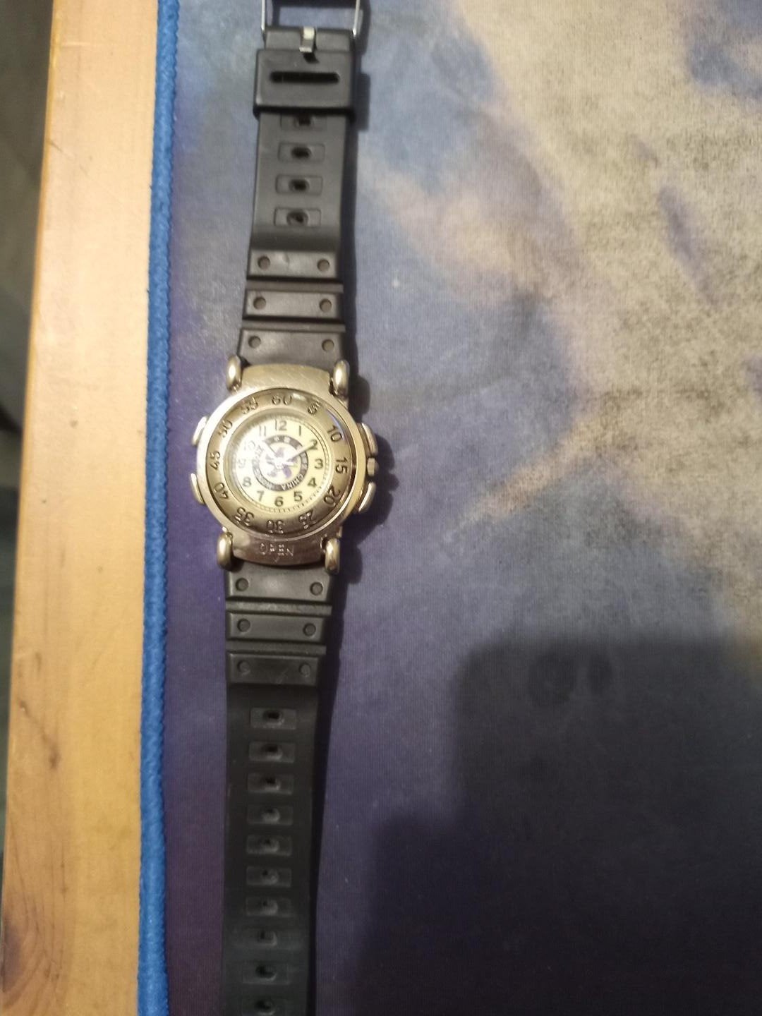 Vintage Hong Kong/China horloge met uitklapbaar kompas, Overige materialen, Gebruikt, Polshorloge, Kunststof