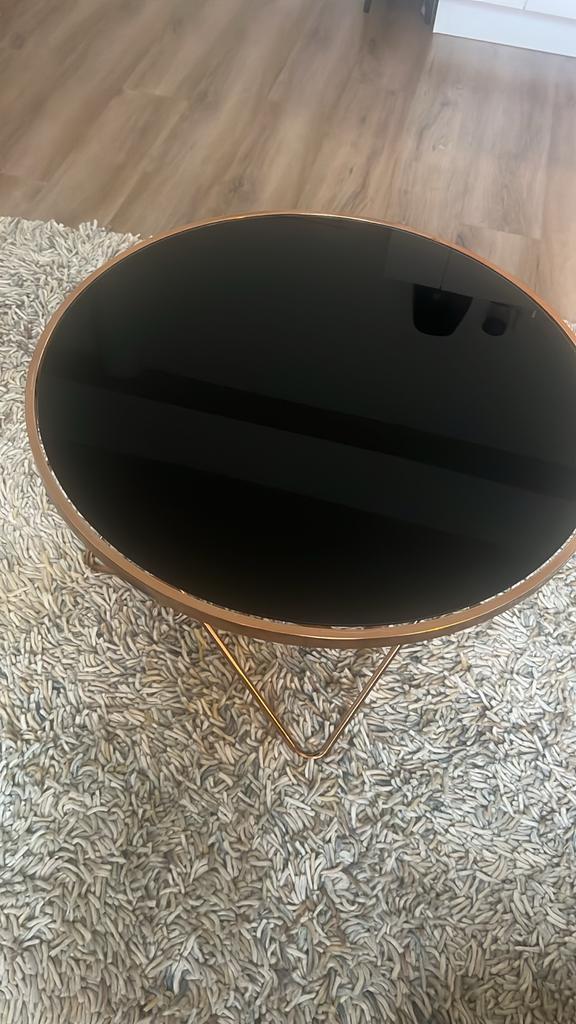 Moderne salontafel met zwart glazen blad en koperen onderste, Huis en Inrichting, Tafels | Salontafels, Ophalen, Rond, 50 tot 100 cm