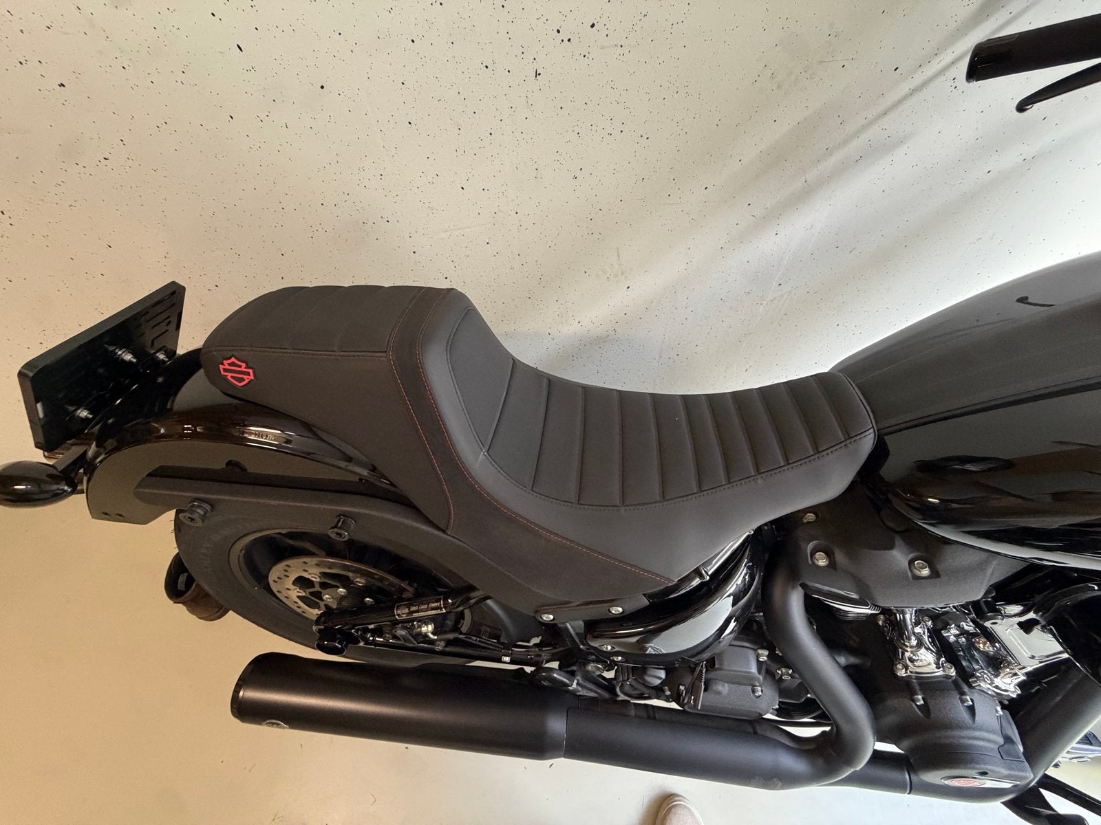 Harley Davidson Low Rider S/ST Switchback Zadel Rood Gestikt, Gebruikt, Harley-Davidson Motor Company, H-DCUSTOMERSERVICE@Harley-Davidson.com
