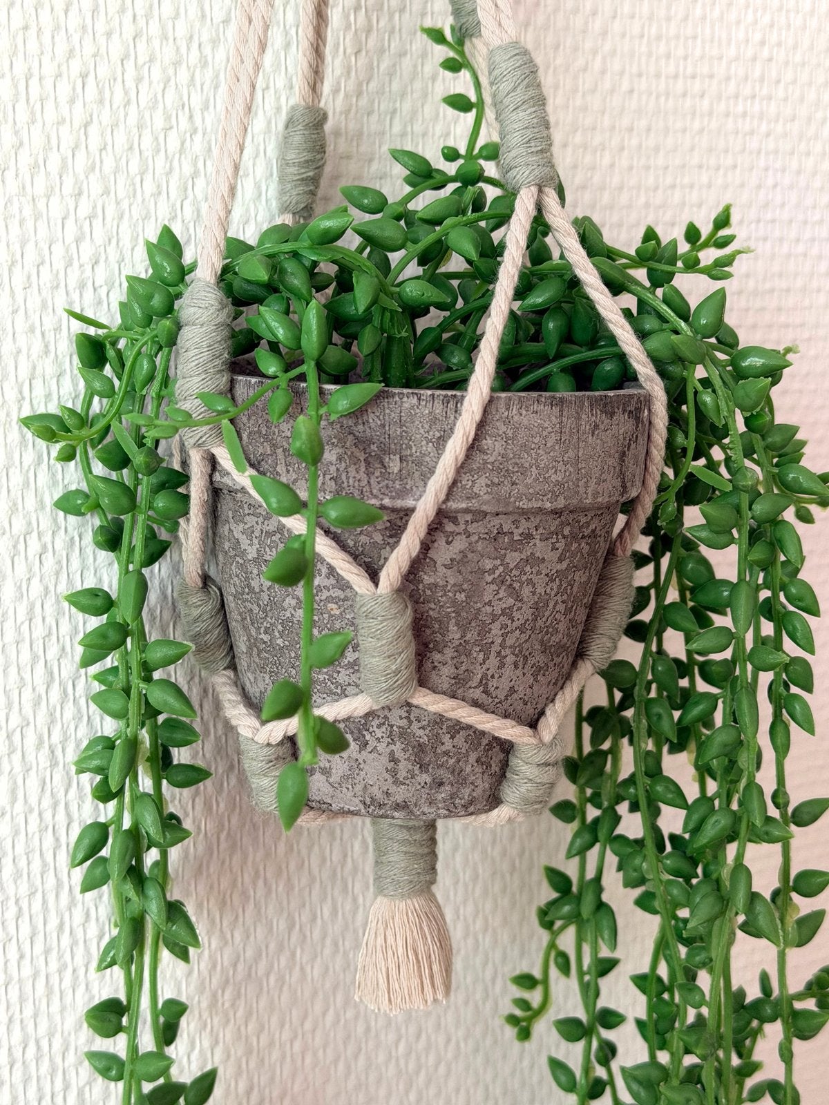Handgemaakte macramé plantenhanger - beige/saliegroen, Groen, Textiel, Nieuw, Ophalen of Verzenden