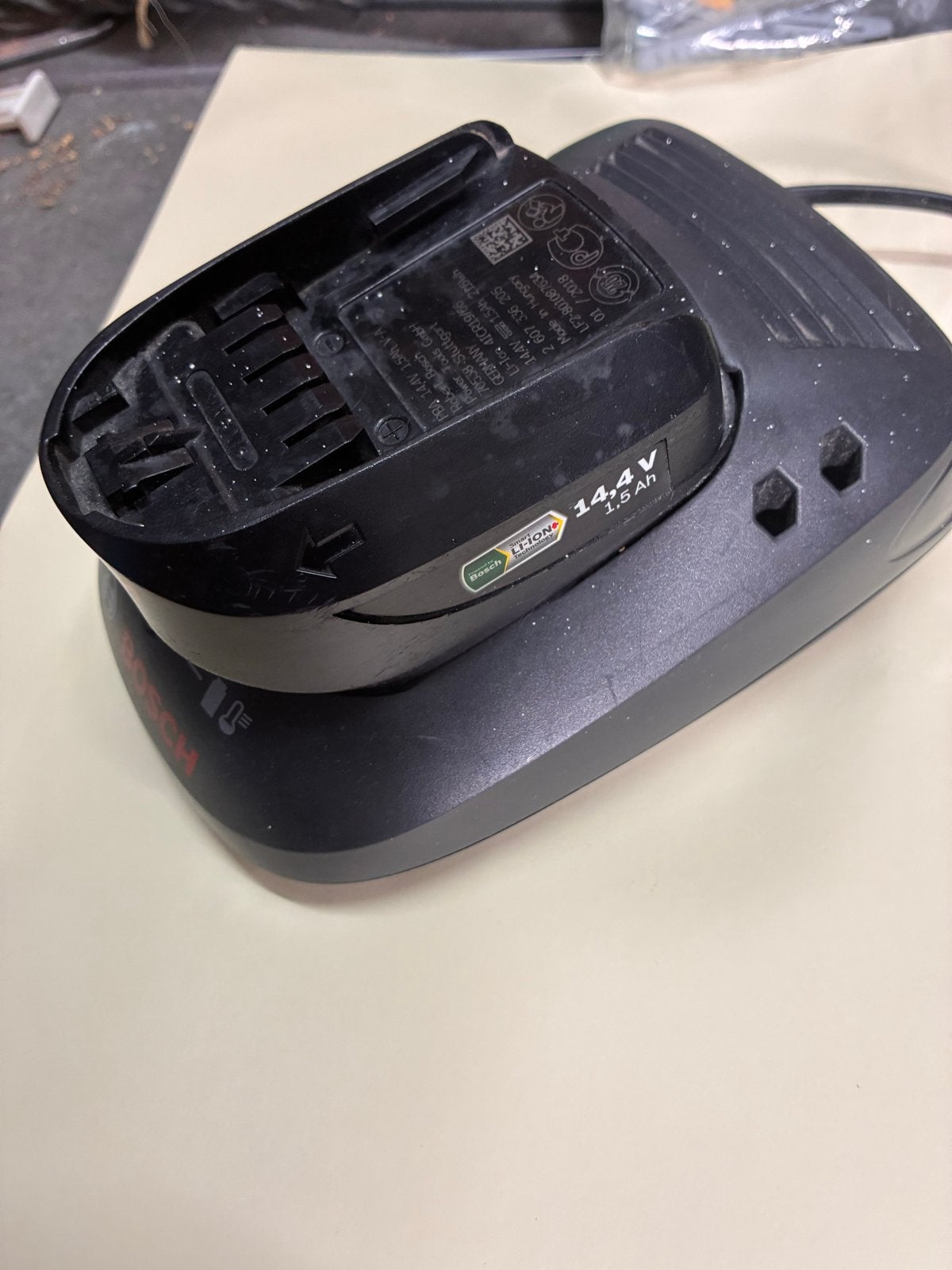 Bosch 14,4V Accu met Oplader (2 stuks), Ophalen of Verzenden, Gebruikt, Minder dan 400 watt, Overige typen