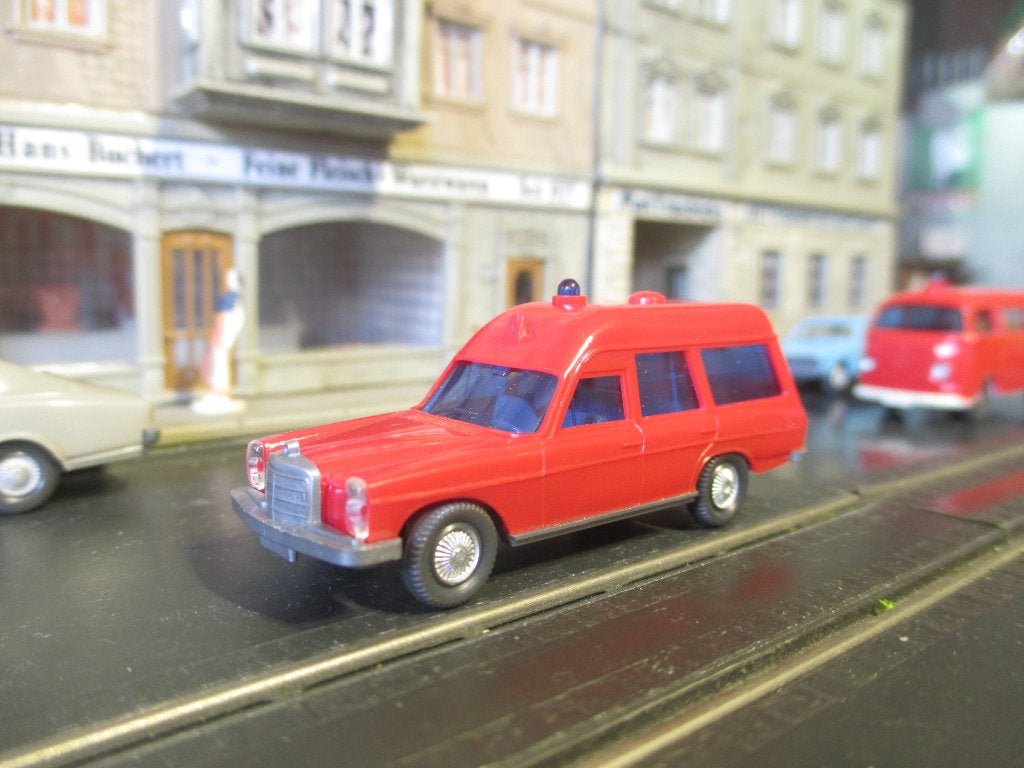 Mercedes Benz W114 / W115 /8 Binz Wiking Ambulance #1, Ophalen of Verzenden, Zo goed als nieuw, Auto, Wiking