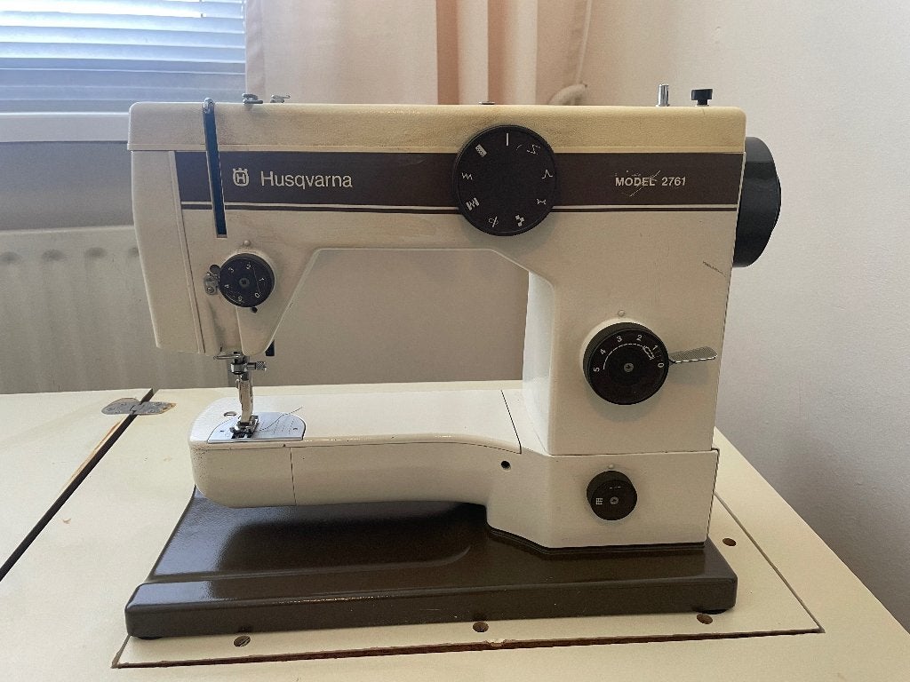 Naaimachine Husqvarna met uitklapbare kast, Ophalen