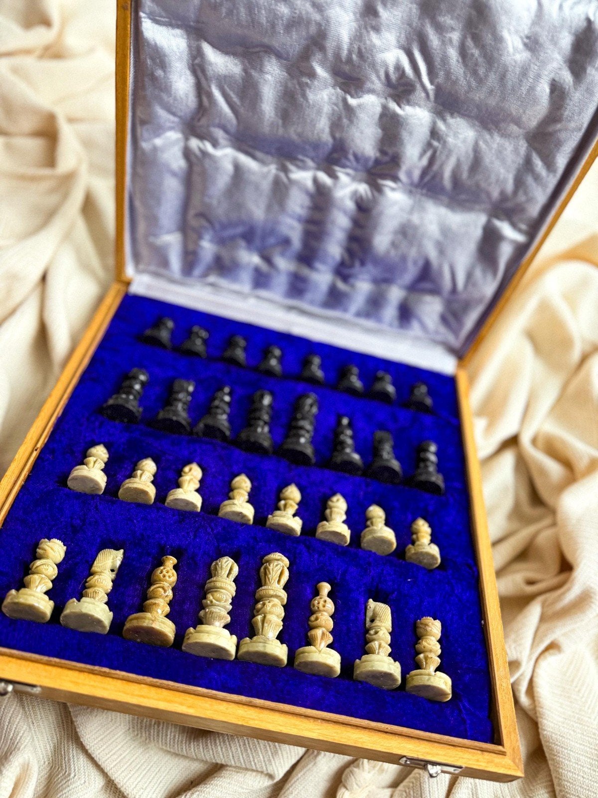 Hand gemaakt stenen schaak spel met gesneden figuren in hout, Ophalen of Verzenden, Zo goed als nieuw