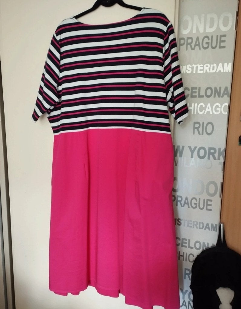 Ulla Popken jurk - maat 52 - felroze en zwart-wit gestreept, Maat 46/48 (XL) of groter, Ulla Popken, Zo goed als nieuw, Onder de knie