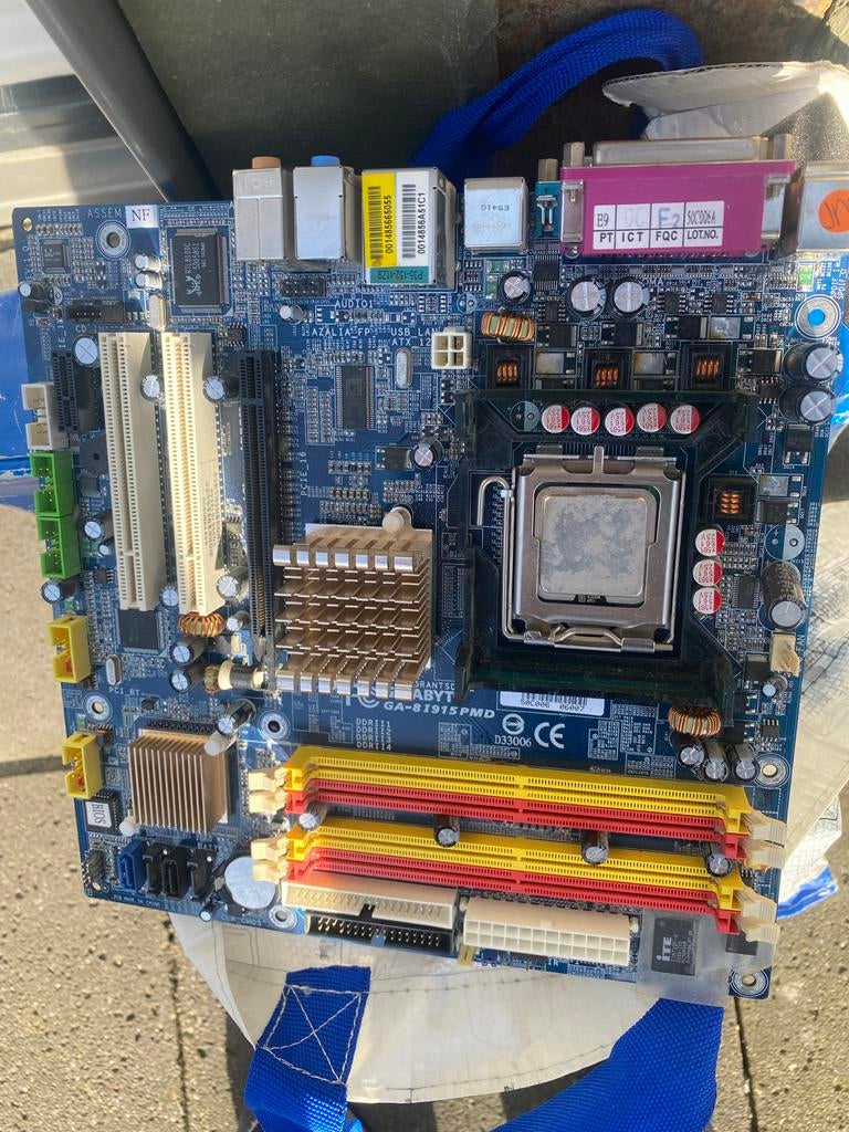Gigabyte GA-8I915PMD Moederbord met Intel CPU, Ophalen of Verzenden, Gebruikt, Intel, DDR