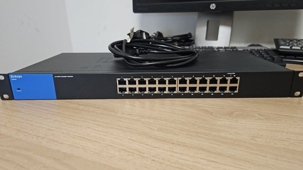Linksys LGS124V2 24-poorts Gigabit Smart Switch, Ophalen of Verzenden, Gebruikt