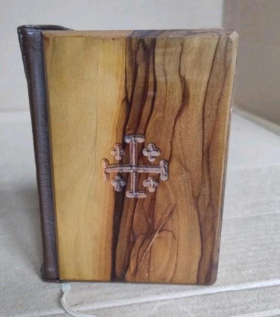 Red Letter Engels nieuw-testament Bijbel olijfhouten omslag, Ophalen of Verzenden, Nieuw, Christendom | Katholiek